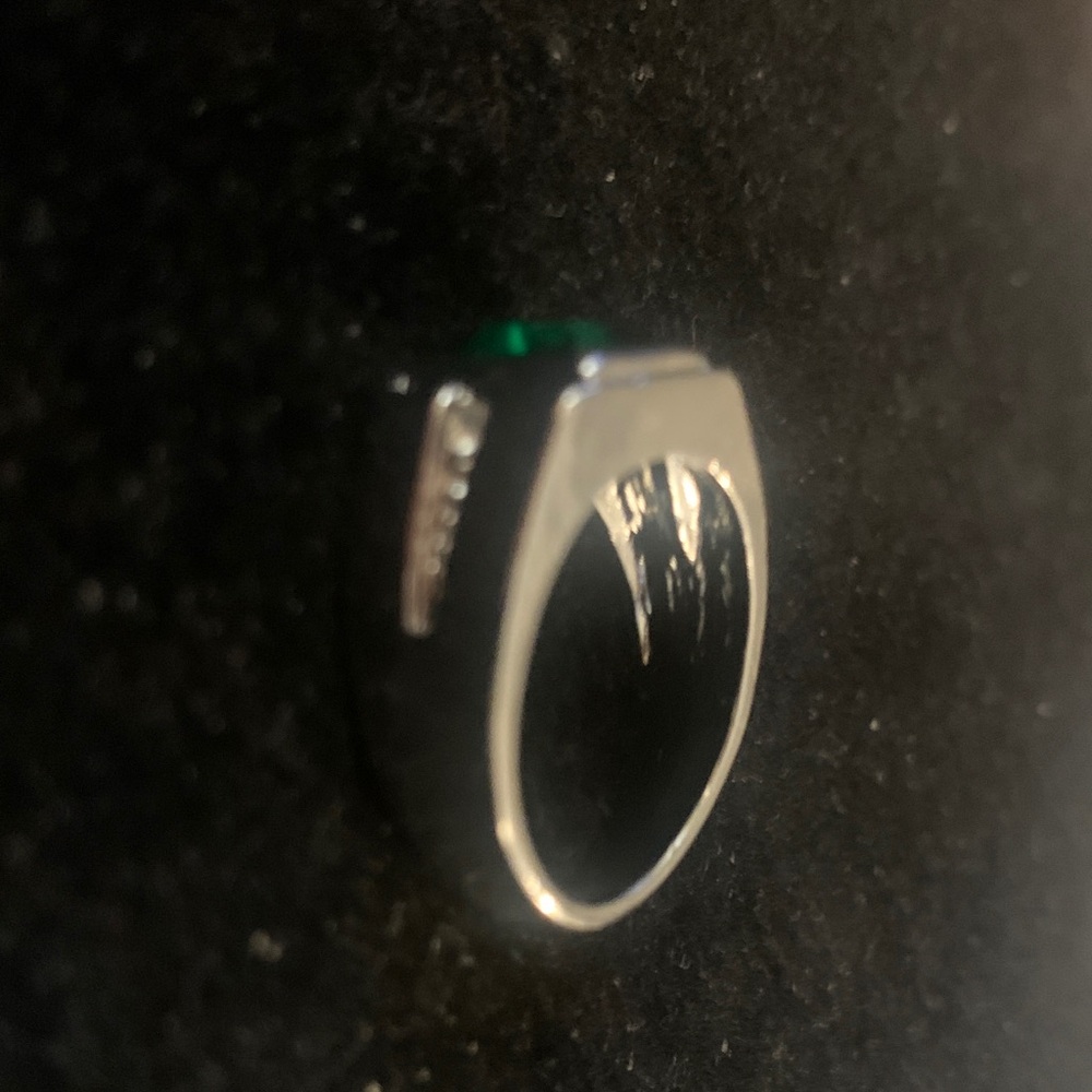 Silver tone ring with green synthetic gem - Picture 3 of 3